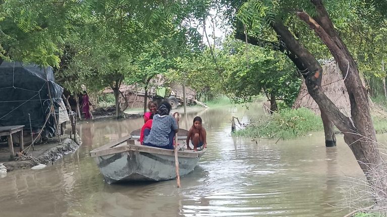 नाव सरकारी, पतवार बच्चों के हाथ! बाढ़ में ‘राहत’ के नाम पर खानापूर्ति का खेल?