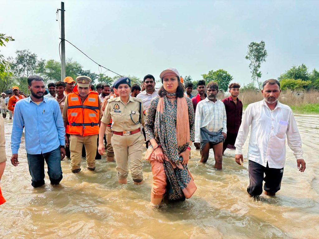 गंगा के बढ़ते जलस्तर ने मचाई हलचल, समेचीपुर चितार में फंसे 32 लोगों को किया रेस्क्यू