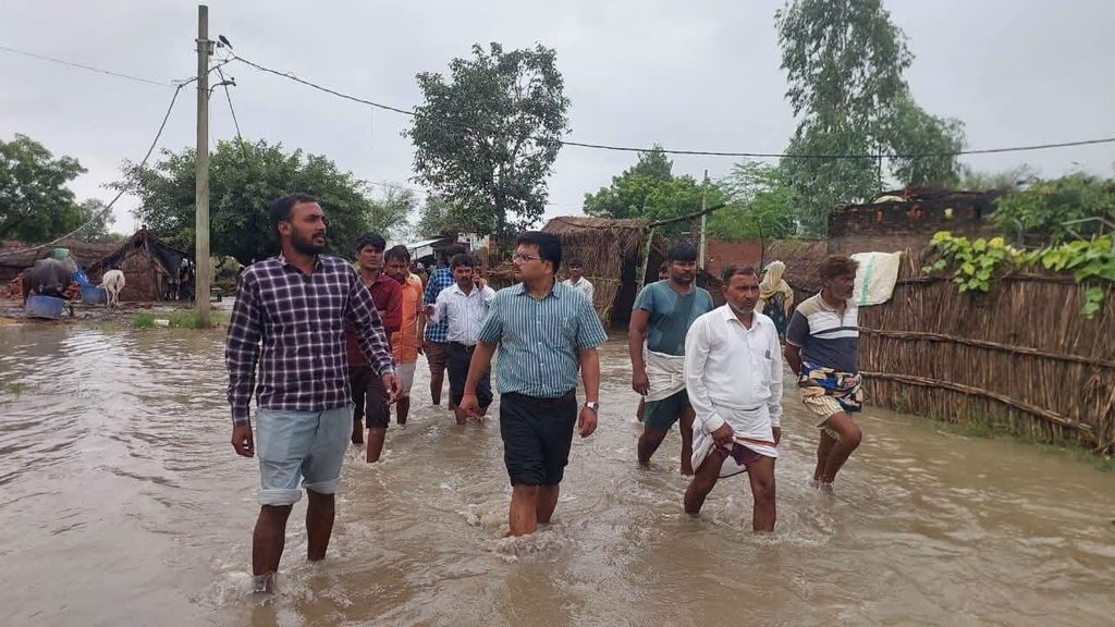 गंगा ने दिखाया रौद्र रूप, बाढ़ में फंसे 32 लोगों को सुरक्षित निकाला