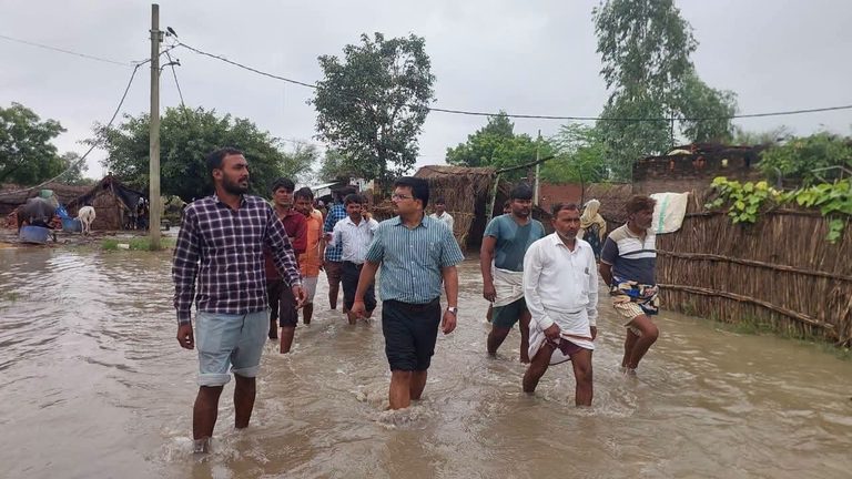 गंगा ने दिखाया रौद्र रूप, बाढ़ में फंसे 32 लोगों को सुरक्षित निकाला
