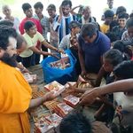 बाढ़ में डूबे गांवों के बीच ‘मसीहा’ बनकर पहुंचे संत, ईश्वर दास महाराज ने बांटी राहत सामग्री—ग्रामीणों का दर्द सुना, समस्याओं के समाधान का दिलाया भरोसा