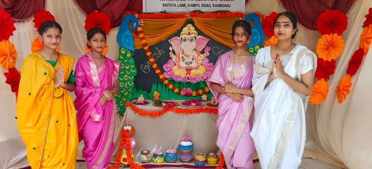 गणपति बप्पा के जयकारों से गूंजा स्कूल, हिंदी के गौरव ने बांधा समां