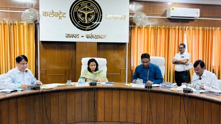 15 दिन में मजदूरी नहीं मिली तो होगी जवाबदेही! डीएम ने अफसरों को दिए सख्त निर्देश, गांवों में रोजगार बढ़ाने पर जोर