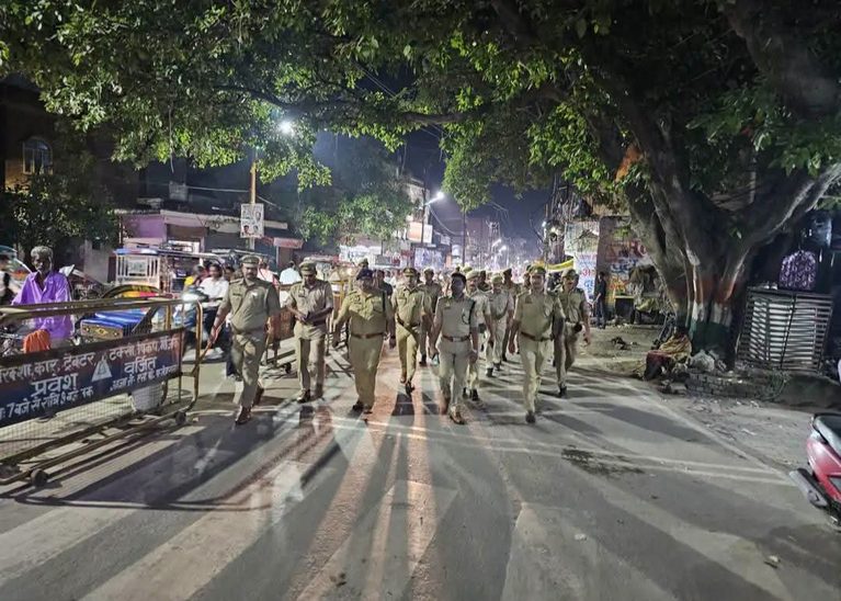 त्योहारों से पहले फर्रुखाबाद में पुलिस का पैदल पहरा, सड़कों पर उतरे अफसर—संदिग्धों पर पैनी नजर!