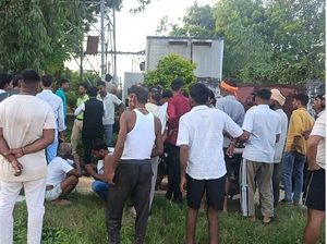 प्रेमिका से शादी की जिद में टावर पर चढ़ा आशिक, चार घंटे तक मचा हाईवोल्टेज ड्रामा!