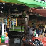 यात्री प्रतीक्षालय पर कब्जा, सड़क पर इंतजार! नगर पालिका की अनदेखी से सुविधा केंद्र बना अतिक्रमण का अड्डा