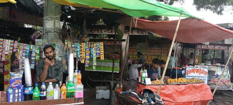 यात्री प्रतीक्षालय पर कब्जा, सड़क पर इंतजार! नगर पालिका की अनदेखी से सुविधा केंद्र बना अतिक्रमण का अड्डा