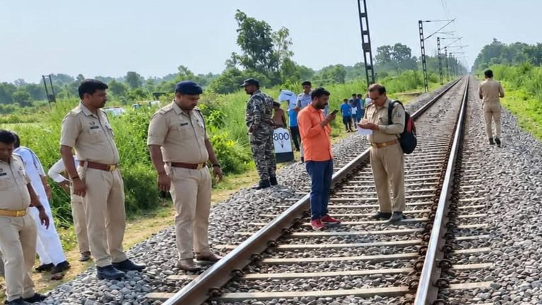 पेमेंट लेने निकला दवा विक्रेता सुबह रेलवे ट्रैक किनारे मृत मिला, पास पड़ा था तमंचा!