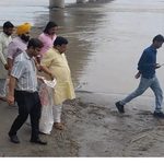 गंगा किनारे सांसद ने थामी झाड़ू, पांचाल घाट पर चला सफाई का महाअभियान