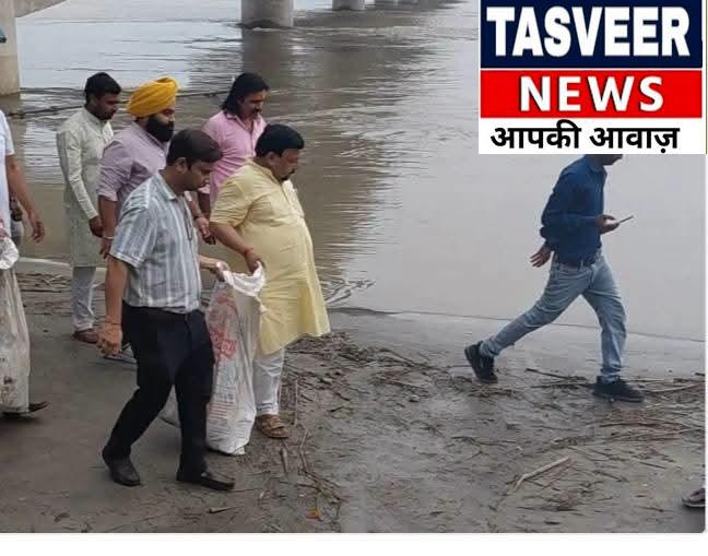 गंगा किनारे सांसद ने थामी झाड़ू, पांचाल घाट पर चला सफाई का महाअभियान