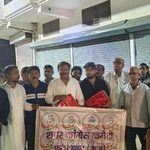 यूपीआई चार्ज के ‘तोहफे’ का विरोध करने सांसद के घर पहुंचे कांग्रेसी, शटर मिला बंद; कुरियर से भेजेंगे पूजा सामग्री!