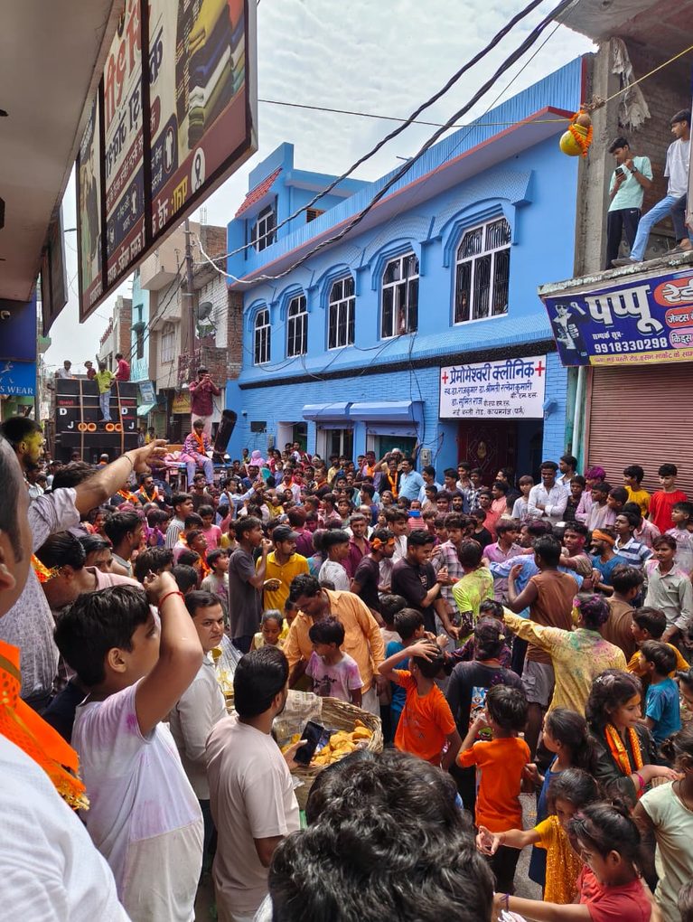 गणपति विसर्जन से पहले कायमगंज में गूंजेगा भंडारे का जयकारा, दिव्या ज्वैलर्स प्रतिष्ठान ने भक्तों के लिए सजाया विशाल भंडारा!