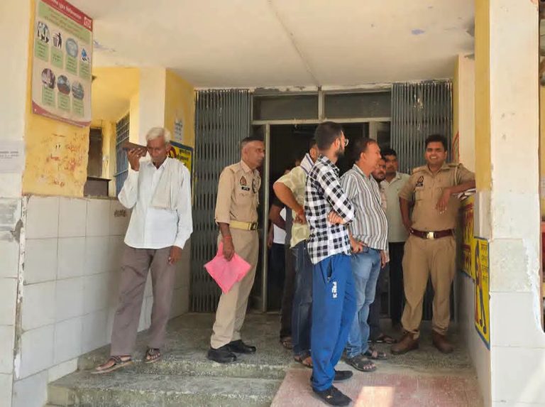बाबा के दरबार में दर्शन से पहले थम गई पूर्व सैनिक की सांसें, बुढ़वा मंगल पर नीब करोरी धाम पहुंचे थे परिवार संग