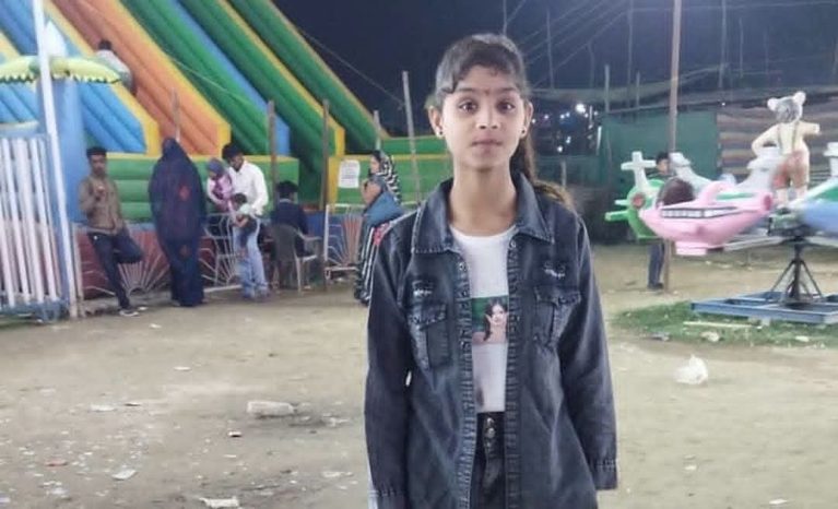 बंदरों के आतंक से भागी छात्रा, छत से गिरकर मौत—नरकसा में मातम, प्रशासन से बंदर पकड़वाने की उठी मांग