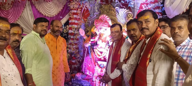 जयकारों से गूंजा लोहे वाली गोदाम, भक्ति के रंग में रंगा पूरा इलाका