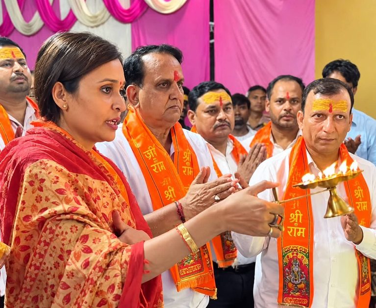 कायमगंज में गणेश आरती में उमड़ा आस्था का सैलाब,जनप्रतिनिधियों समेत बड़ी संख्या में श्रद्धालुओं ने की पूजा-अर्चना, जयकारों से गूंजा बगिया मोहल्ला