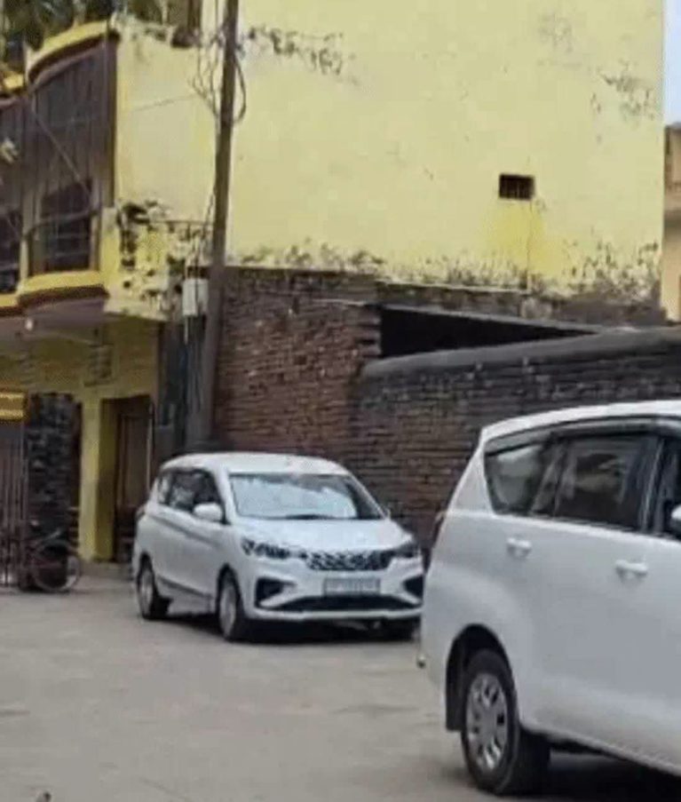 सुबह-सुबह DGGI की छापेमारी से कायमगंज में हड़कंप, दो बड़े तंबाकू कारोबारियों के घर खंगाले जा रहे कागजात