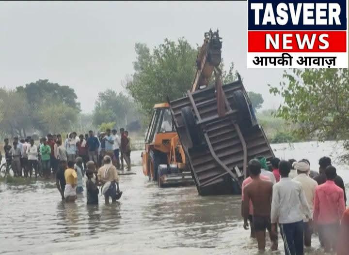 सड़क धंसी तो गेहूं लदी ट्रैक्टर-ट्रॉली पलटी, दो लोगों ने कूदकर बचाई जान