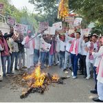 ज्ञानेश कुमार के इस्तीफे की मांग पर सड़कों पर उतरे सपाई, पुतले फूंककर जताया विरोध