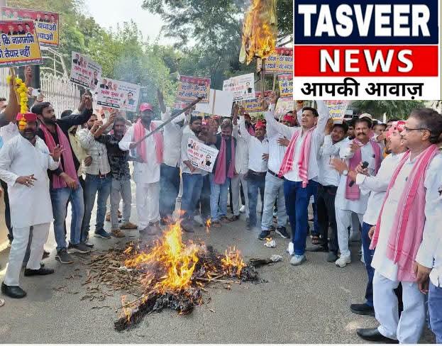 ज्ञानेश कुमार के इस्तीफे की मांग पर सड़कों पर उतरे सपाई, पुतले फूंककर जताया विरोध