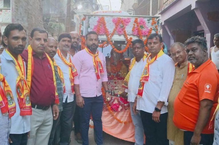 गणपति बप्पा मोरया के जयकारों से गूंजा शमसाबाद, धूमधाम से निकली भगवान गणेश की भव्य शोभायात्रा