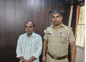 फर्जी फर्म का खेल रचकर GST चोरी, 15 हजार का इनामी गैंगस्टर कानपुर में फल बेचते पकड़ा गया