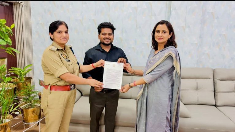 सोशल मीडिया पर छाया फर्रुखाबाद का रंग, शिवम मिश्रा के काम को मुख्यमंत्री ने सराहा