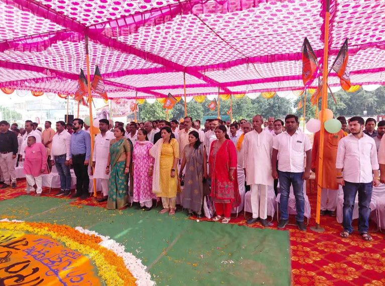 फतेहगढ़ स्टेडियम में गूंजा ‘सेवा ज्योति’ का संदेश, 500 से ज्यादा भाजपाई जुटे—एलईडी पर मोदी को सुना, 2027 की सियासी तस्वीर भी दिखी!