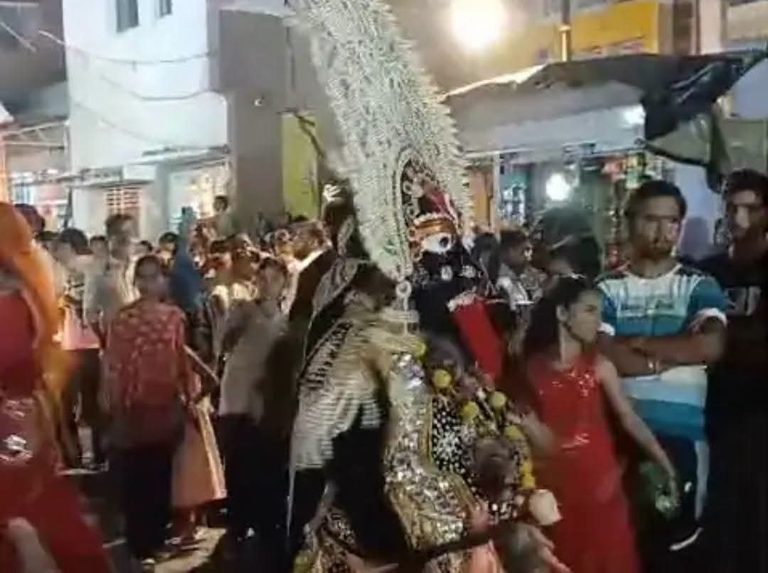हर-हर महादेव के जयकारों से गूंजा फर्रुखाबाद, धूमधाम से निकली शिव बारात; काली अखाड़े के खतरनाक करतबों ने बांधा समां