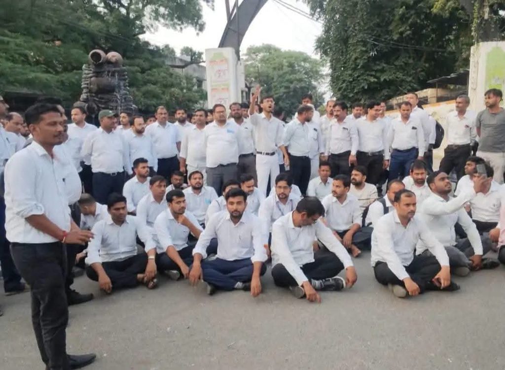 हमले की शिकायत के बाद भी खामोश रही पुलिस? न्यायालय कर्मचारी की मौत पर कलेक्ट्रेट में फूटा आक्रोश