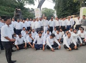 हमले की शिकायत के बाद भी खामोश रही पुलिस? न्यायालय कर्मचारी की मौत पर कलेक्ट्रेट में फूटा आक्रोश