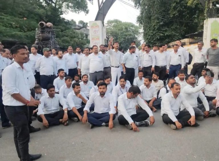 हमले की शिकायत के बाद भी खामोश रही पुलिस? न्यायालय कर्मचारी की मौत पर कलेक्ट्रेट में फूटा आक्रोश