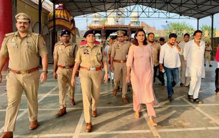 नवरात्रि-दशहरा पर अलर्ट मोड में फर्रुखाबाद प्रशासन! मंदिरों से मेला स्थलों तक डीएम-एसपी की दस्तक, बैरिकेडिंग-CCTV और पुलिस पहरे के सख्त निर्देश