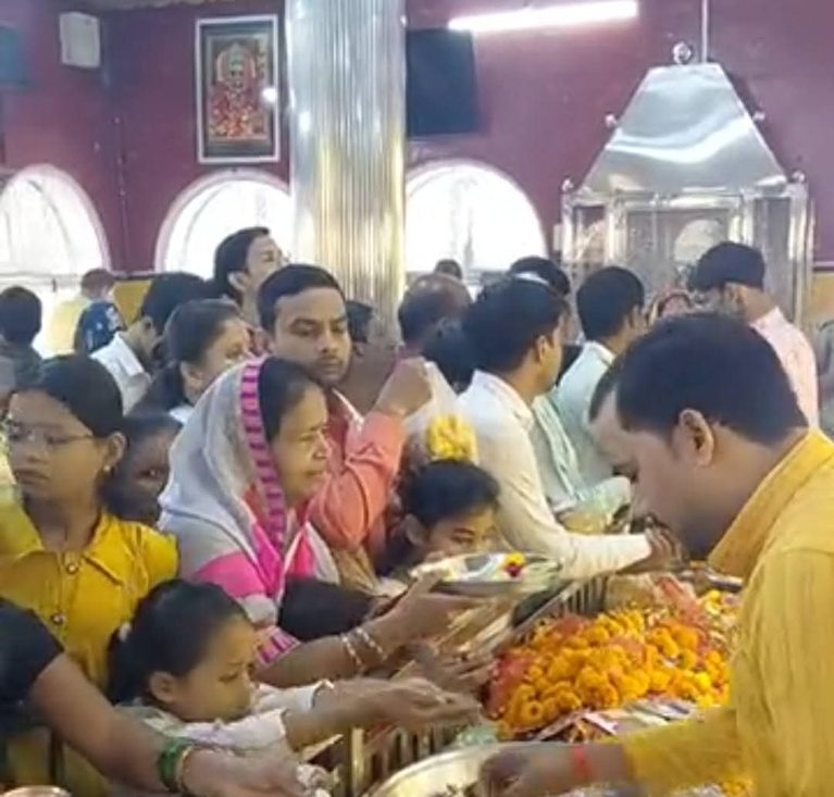 फर्रुखाबाद में मां के जयकारों से गूंजे देवी मंदिर, दर्शन को उमड़ा आस्था का सैलाब! गुरुगांव देवी मंदिर में भोर से लगी कतारें, अष्टमी पर मां को चढ़ेगा 56 भोग