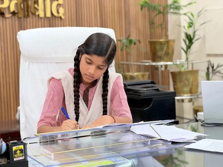 छठवीं की छात्रा पायल बनीं फर्रुखाबाद की ‘डीएम साहिबा’! कुर्सी संभालते ही शुरू की जनसुनवाई, 6 फरियादियों की सुनी पीड़ा; अफसरों को दिए कार्रवाई के निर्देश