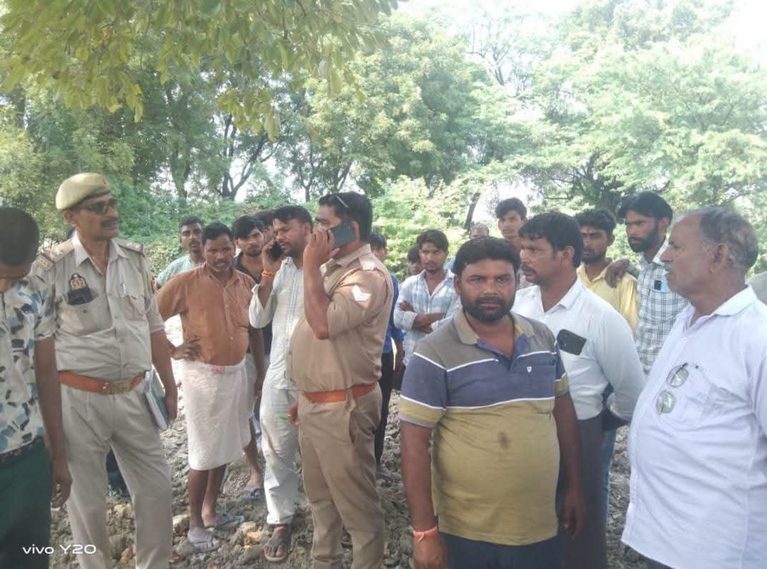 खेत में अंगौछे के सहारे फंदे पर लटका मिला 23 वर्षीय दुर्वेद्र का शव, धान की फसल और रुपये के लेनदेन से जुड़ी बात आई सामने; फॉरेंसिक टीम ने जुटाए साक्ष्य