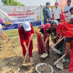 फावड़ा उठाकर मैदान में उतरीं फर्रुखाबाद की डीएम, श्रमिकों के बीच पहुंचकर परखी विकास कार्यों की हकीकत!
